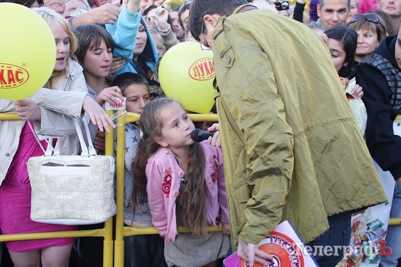 Победительница кременчугского «Караоке на майдане» собрала почти 1000 гривен (ФОТОРЕПОРТАЖ) Победительница кременчугского «Караоке на майдане» собрала почти 1000 гривен (ФОТОРЕПОРТАЖ)