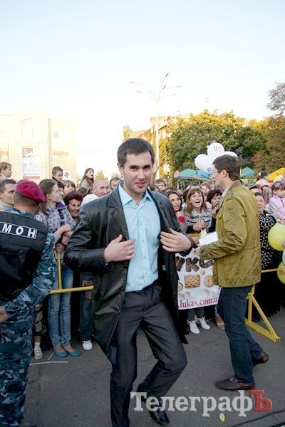 Победительница кременчугского «Караоке на майдане» собрала почти 1000 гривен (ФОТОРЕПОРТАЖ) Победительница кременчугского «Караоке на майдане» собрала почти 1000 гривен (ФОТОРЕПОРТАЖ)