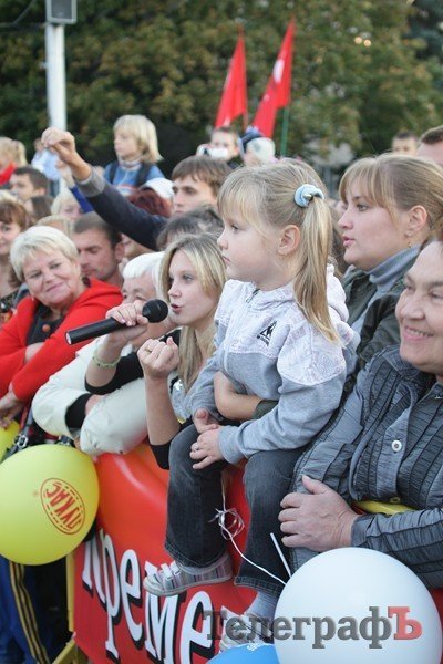 Победительница кременчугского «Караоке на майдане» собрала почти 1000 гривен (ФОТОРЕПОРТАЖ) Победительница кременчугского «Караоке на майдане» собрала почти 1000 гривен (ФОТОРЕПОРТАЖ)