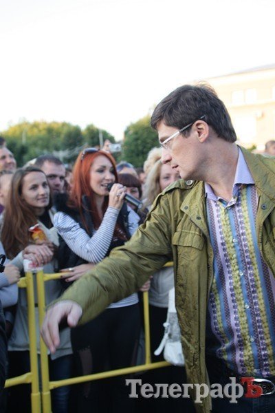 Победительница кременчугского «Караоке на майдане» собрала почти 1000 гривен (ФОТОРЕПОРТАЖ) Победительница кременчугского «Караоке на майдане» собрала почти 1000 гривен (ФОТОРЕПОРТАЖ)