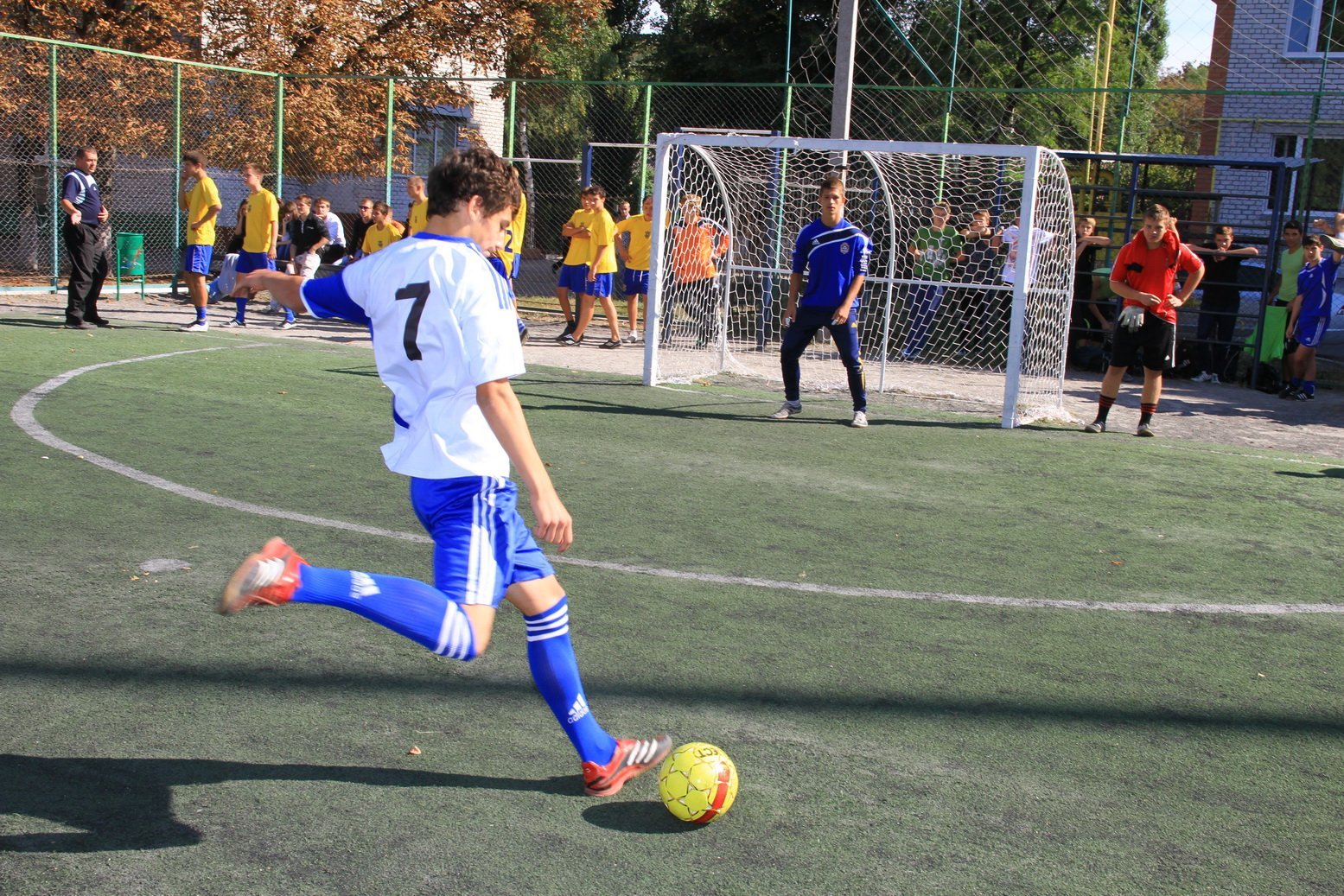 Футбольні команди шкіл боротимуться за «золото» Футбольні команди шкіл боротимуться за «золото»