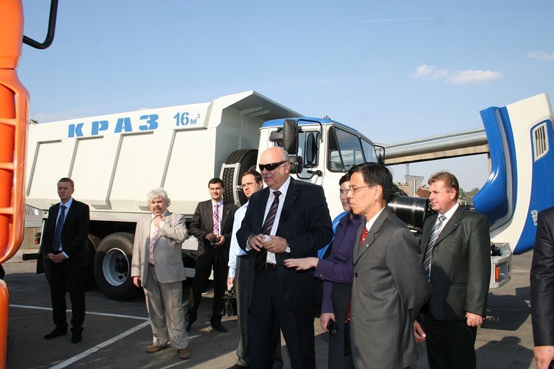 Иностранные дипломаты знакомились с «АвтоКрАЗом» Иностранные дипломаты знакомились с «АвтоКрАЗом»