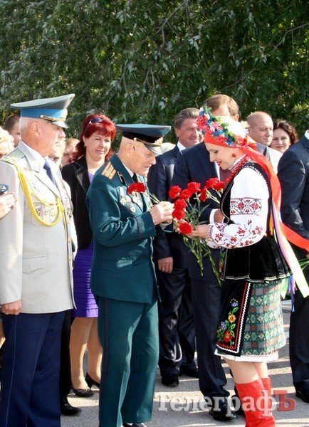 В парке Мира на кургане славы насыпали землю из семи российских городов (ФОТО) В парке Мира на кургане славы насыпали землю из семи российских городов (ФОТО)