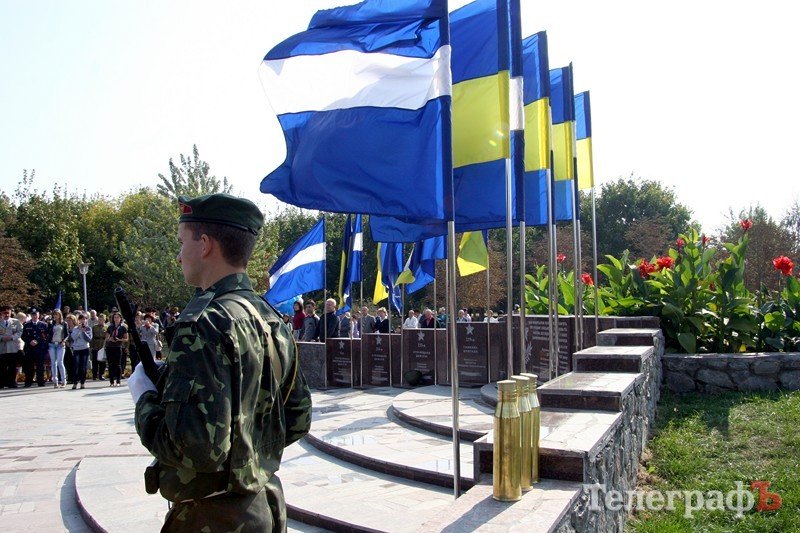 В парке Мира на кургане славы насыпали землю из семи российских городов (ФОТО) В парке Мира на кургане славы насыпали землю из семи российских городов (ФОТО)