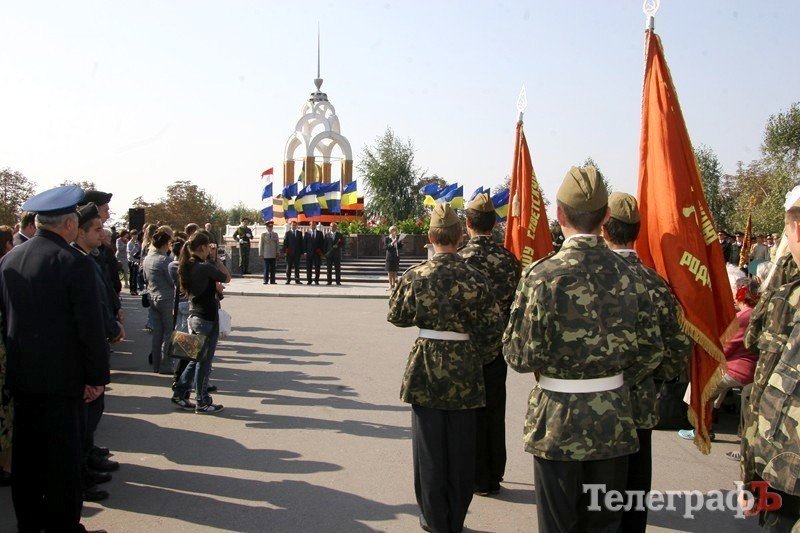 В парке Мира на кургане славы насыпали землю из семи российских городов (ФОТО) В парке Мира на кургане славы насыпали землю из семи российских городов (ФОТО)