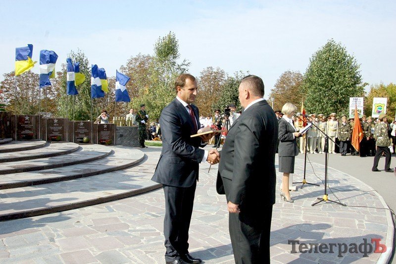 В парке Мира на кургане славы насыпали землю из семи российских городов (ФОТО) В парке Мира на кургане славы насыпали землю из семи российских городов (ФОТО)