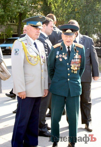 В парке Мира на кургане славы насыпали землю из семи российских городов (ФОТО) В парке Мира на кургане славы насыпали землю из семи российских городов (ФОТО)