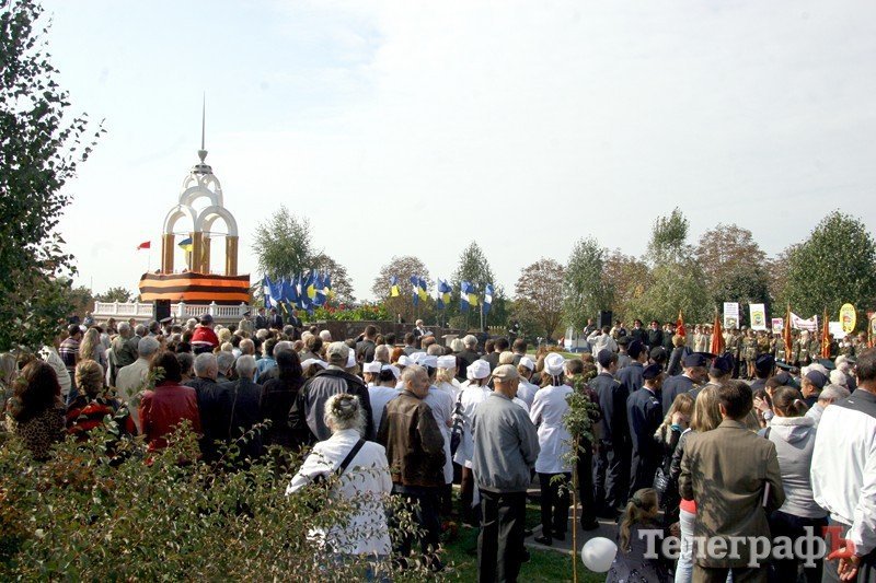 В парке Мира на кургане славы насыпали землю из семи российских городов (ФОТО) В парке Мира на кургане славы насыпали землю из семи российских городов (ФОТО)
