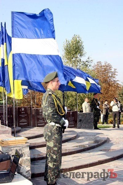 В парке Мира на кургане славы насыпали землю из семи российских городов (ФОТО) В парке Мира на кургане славы насыпали землю из семи российских городов (ФОТО)