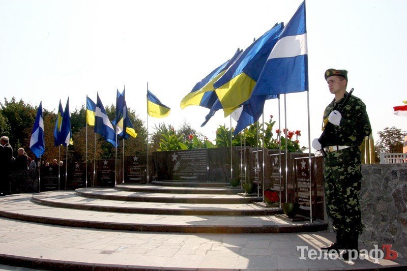 В парке Мира на кургане славы насыпали землю из семи российских городов (ФОТО) В парке Мира на кургане славы насыпали землю из семи российских городов (ФОТО)