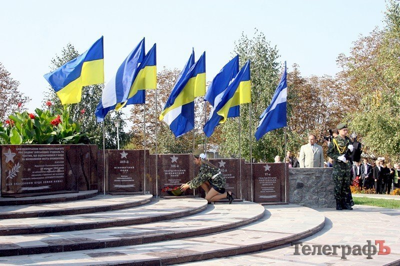 В парке Мира на кургане славы насыпали землю из семи российских городов (ФОТО) В парке Мира на кургане славы насыпали землю из семи российских городов (ФОТО)