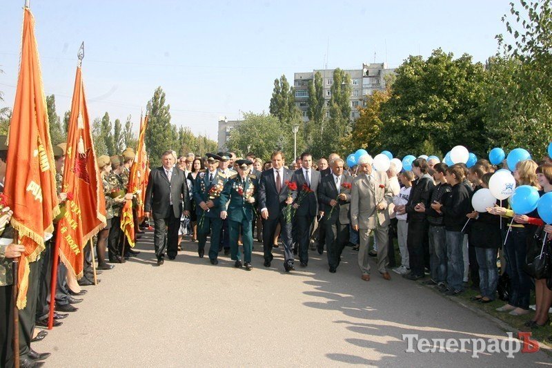 В парке Мира на кургане славы насыпали землю из семи российских городов (ФОТО) В парке Мира на кургане славы насыпали землю из семи российских городов (ФОТО)