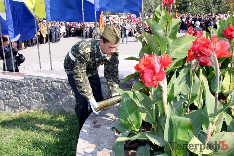 В парке Мира на кургане славы насыпали землю из семи российских городов (ФОТО) В парке Мира на кургане славы насыпали землю из семи российских городов (ФОТО)