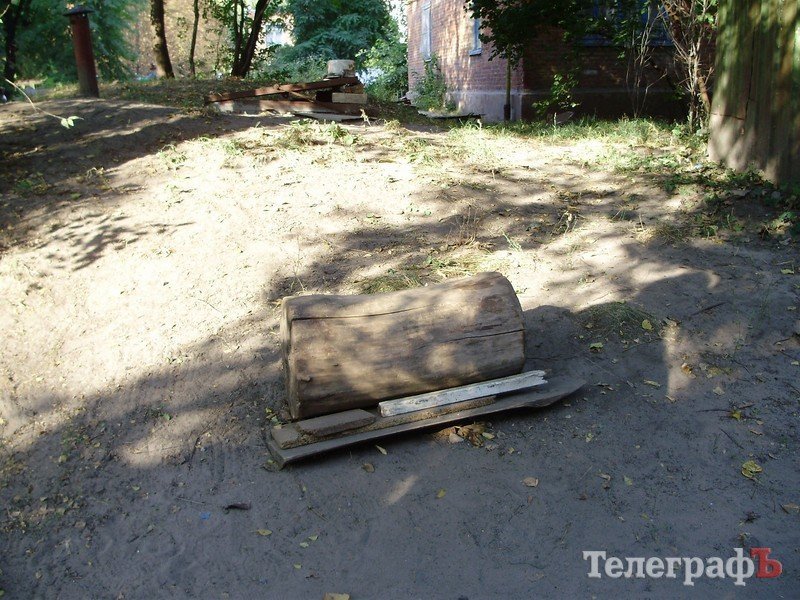 Пенсионеры вынуждены сидеть не на лавочке, а на пеньке (ФОТО) Пенсионеры вынуждены сидеть не на лавочке, а на пеньке (ФОТО)