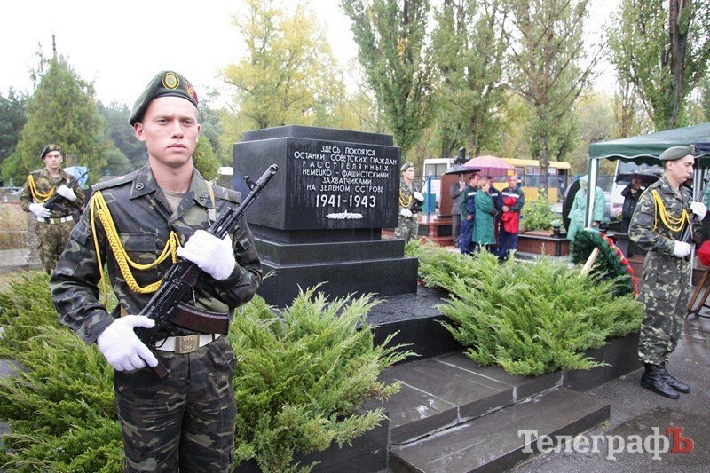 В Кременчуге перезахоронили останки Советских воинов (ФОТО) В Кременчуге перезахоронили останки Советских воинов (ФОТО)