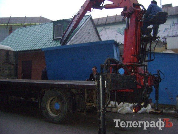 Киоски предпринимателей КП «Благоустройство Кременчуга» вывозит почти с боем (ВИДЕО) Киоски предпринимателей КП «Благоустройство Кременчуга» вывозит почти с боем (ВИДЕО)