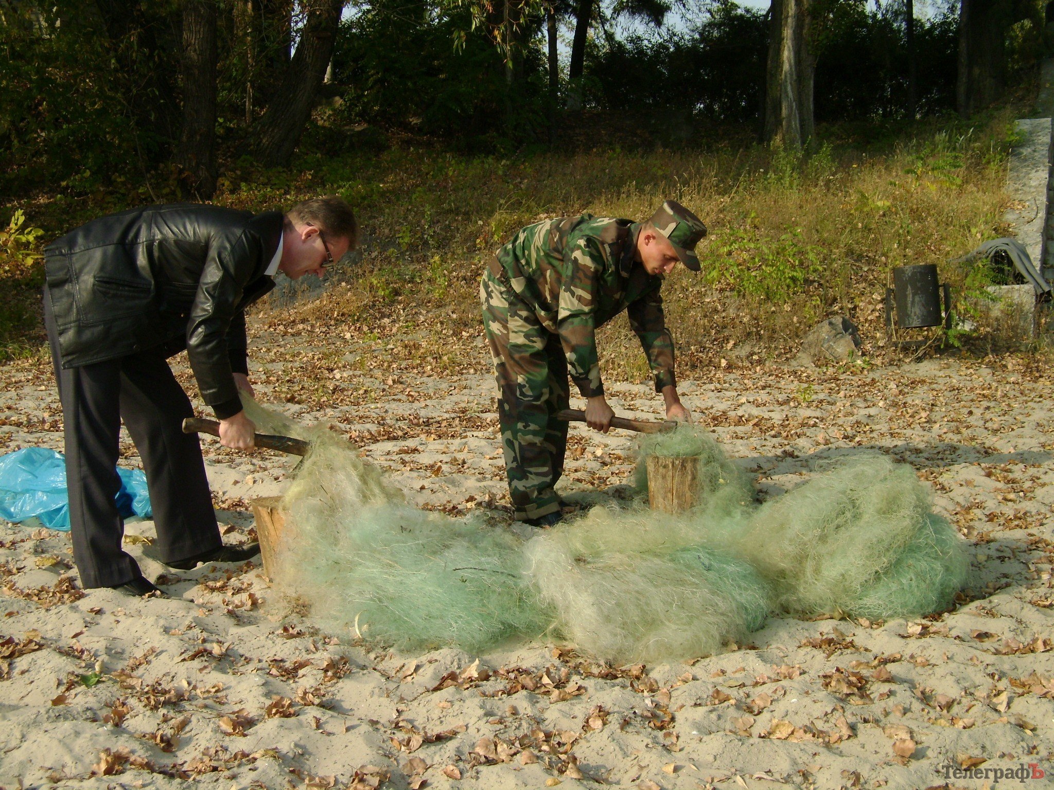 В Кременчуге показательно уничтожили изъятые у браконьеров сетки (ФОТО) В Кременчуге показательно уничтожили изъятые у браконьеров сетки (ФОТО)