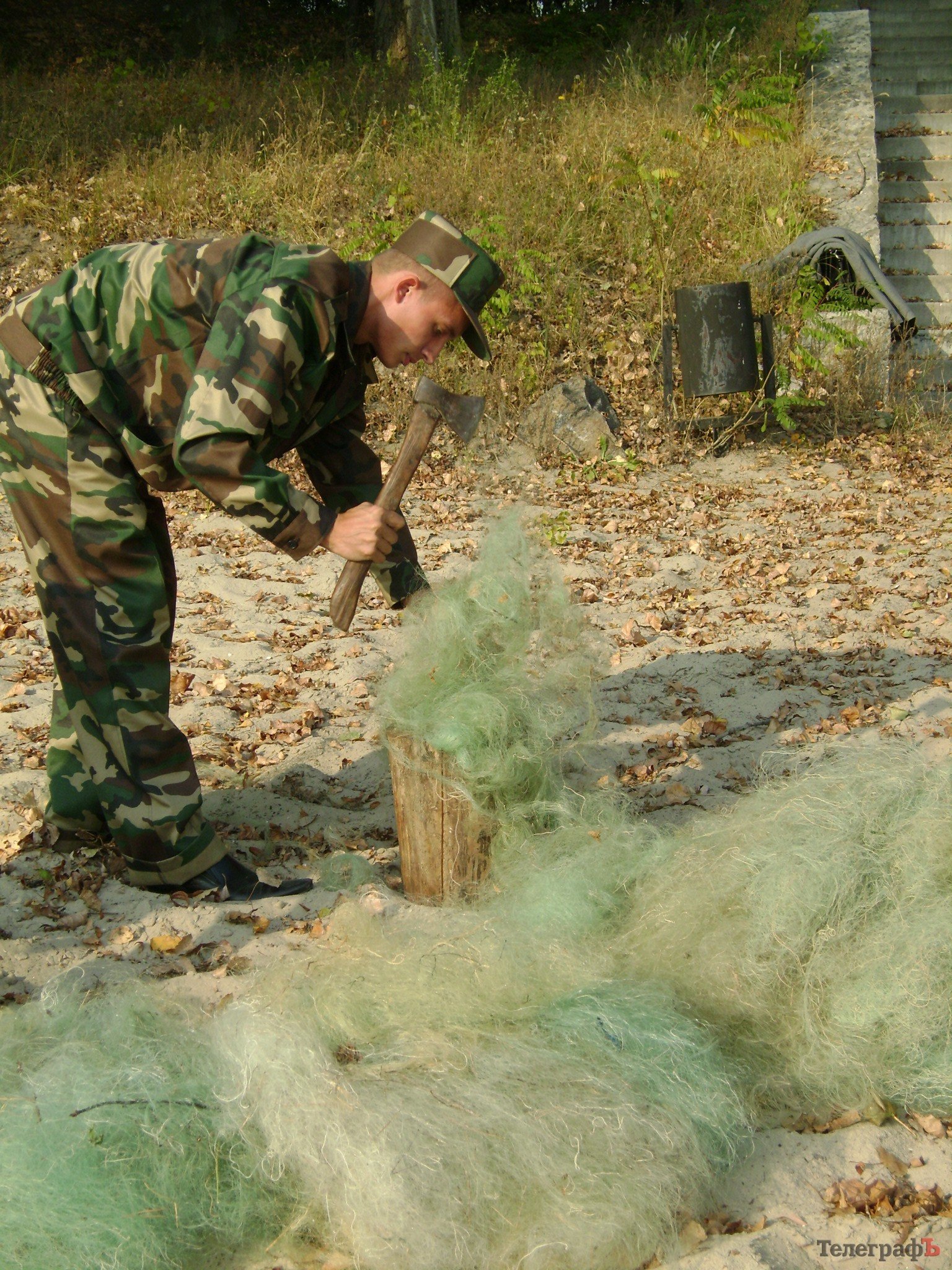 В Кременчуге показательно уничтожили изъятые у браконьеров сетки (ФОТО) В Кременчуге показательно уничтожили изъятые у браконьеров сетки (ФОТО)