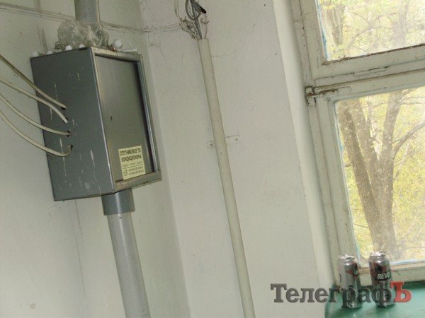 Наркоманы устроили склад шприцев в подъезде (ФОТО) Наркоманы устроили склад шприцев в подъезде (ФОТО)