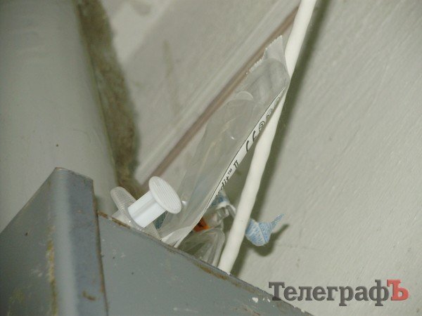 Наркоманы устроили склад шприцев в подъезде (ФОТО) Наркоманы устроили склад шприцев в подъезде (ФОТО)