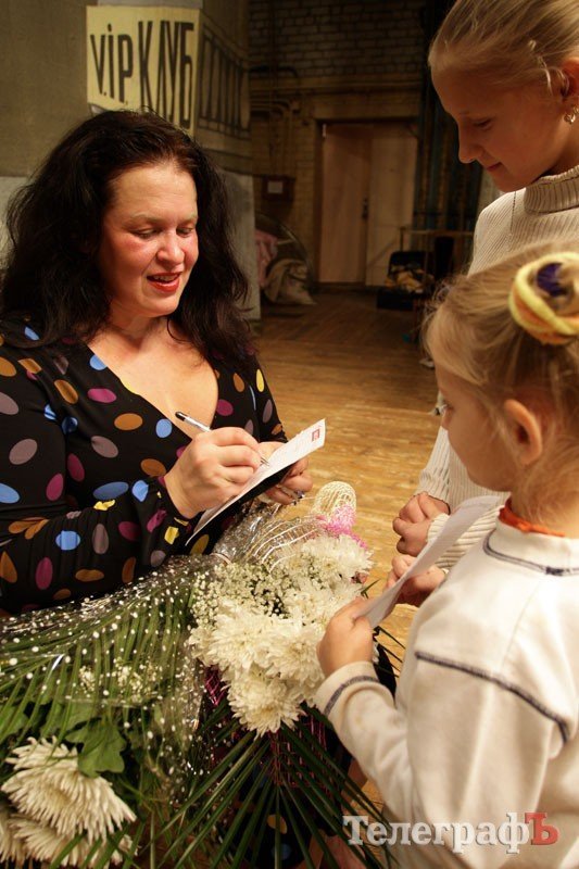 Руслана Писанка, хотя и уставшая после двухчасового концерта, раздала автографы всем желающим. Особенно много среди поклонников было детворы Руслана Писанка, хотя и уставшая после двухчасового концерта, раздала автографы всем желающим. Особенно много среди поклонников было детворы