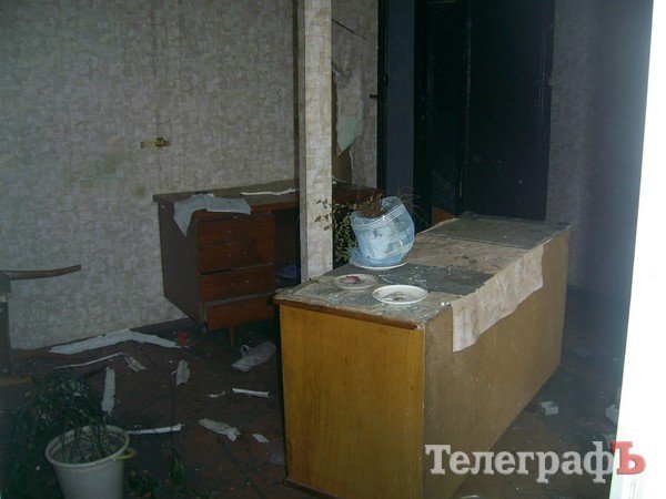 В заброшенном здании играют дети В заброшенном здании играют дети