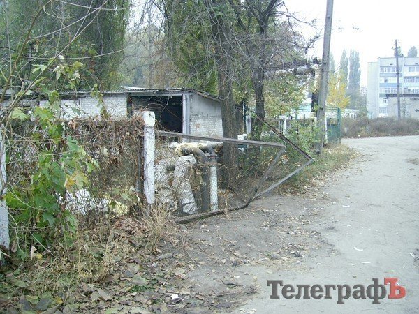 В заброшенном здании играют дети В заброшенном здании играют дети