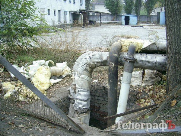 В заброшенном здании играют дети В заброшенном здании играют дети