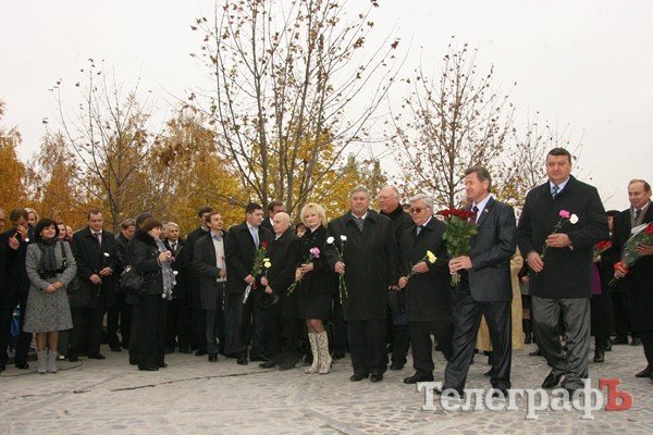 В Кременчуге торжественно открыли Аллею героев труда (ФОТО) В Кременчуге торжественно открыли Аллею героев труда (ФОТО)