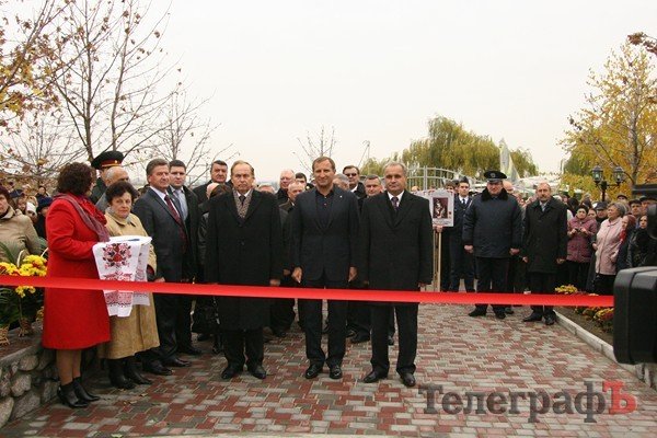 В Кременчуге торжественно открыли Аллею героев труда (ФОТО) В Кременчуге торжественно открыли Аллею героев труда (ФОТО)