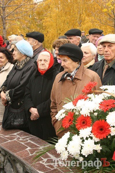 В Кременчуге торжественно открыли Аллею героев труда (ФОТО) В Кременчуге торжественно открыли Аллею героев труда (ФОТО)