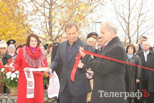 В Кременчуге торжественно открыли Аллею героев труда (ФОТО) В Кременчуге торжественно открыли Аллею героев труда (ФОТО)