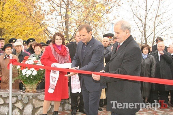 В Кременчуге торжественно открыли Аллею героев труда (ФОТО) В Кременчуге торжественно открыли Аллею героев труда (ФОТО)
