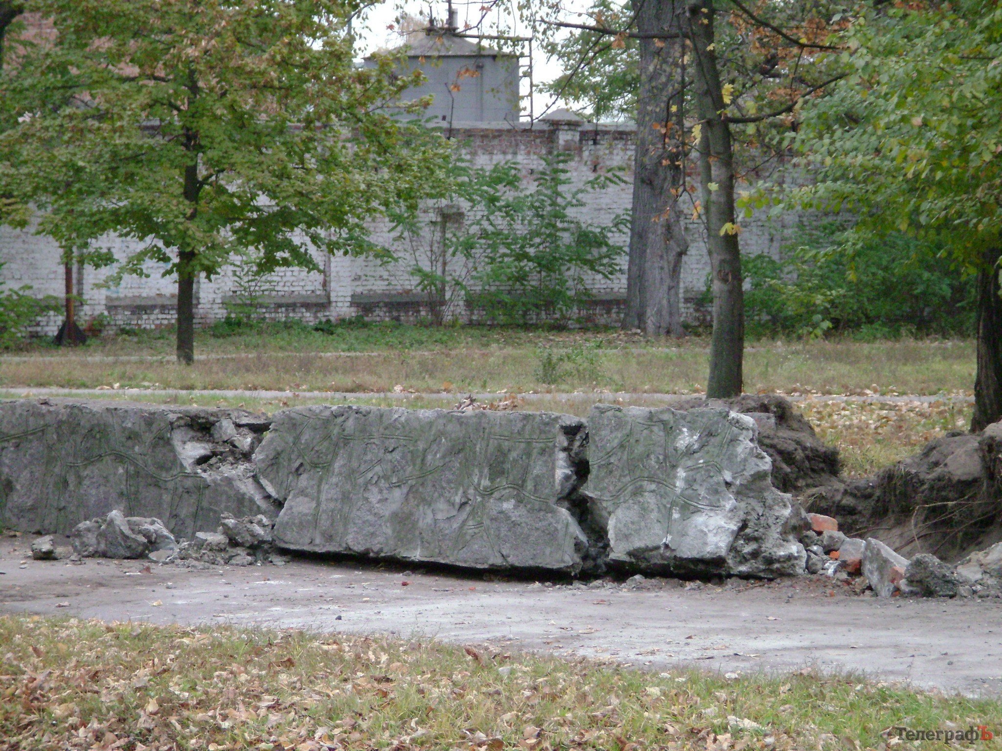 Парапет возле городского сада снесли (ФОТО) Парапет возле городского сада снесли (ФОТО)