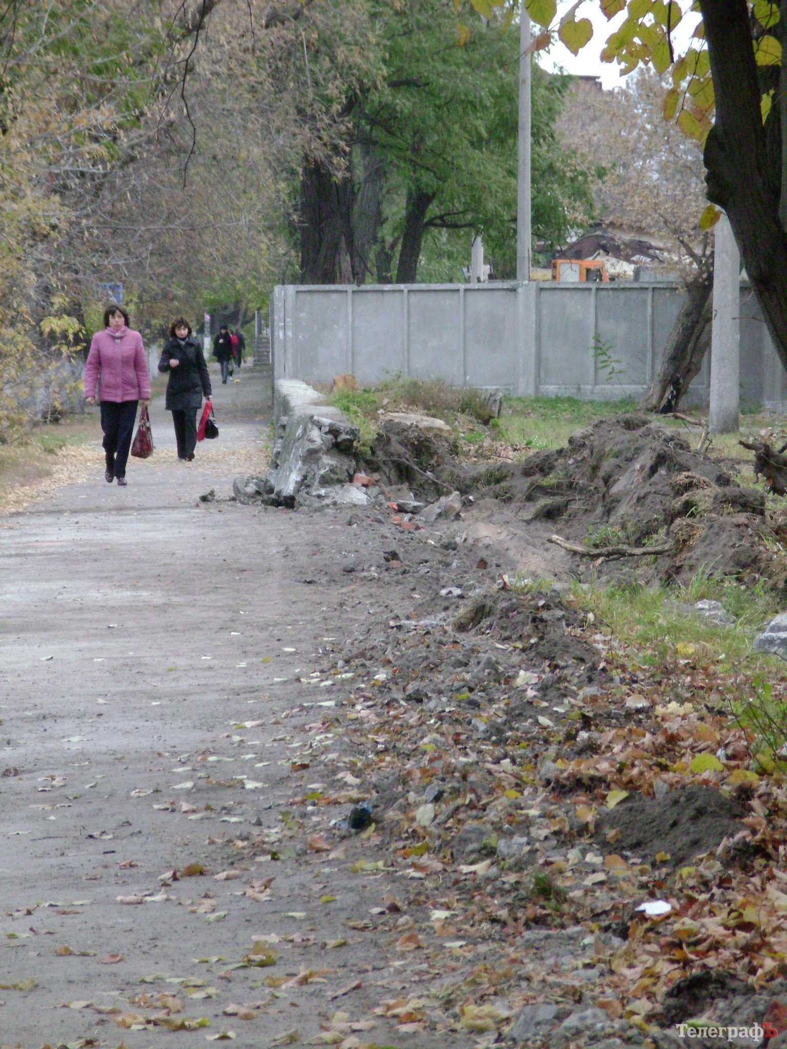 Парапет возле городского сада снесли (ФОТО) Парапет возле городского сада снесли (ФОТО)