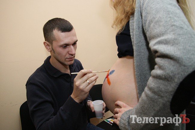 В Кременчуге будущие папы рисовали картины на животах будущих мам (ФОТО) В Кременчуге будущие папы рисовали картины на животах будущих мам (ФОТО)