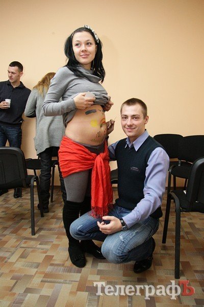 В Кременчуге будущие папы рисовали картины на животах будущих мам (ФОТО) В Кременчуге будущие папы рисовали картины на животах будущих мам (ФОТО)