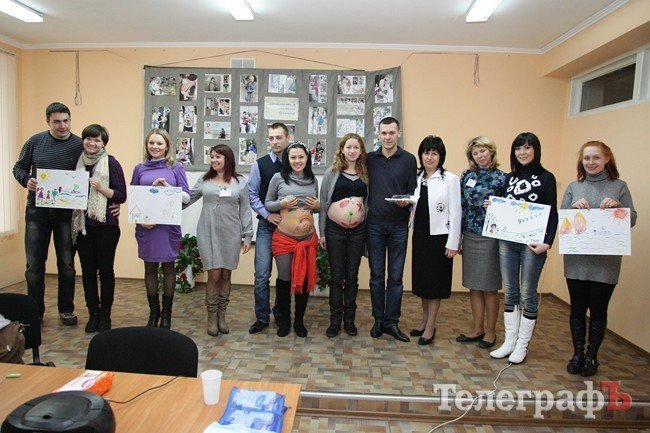 В Кременчуге будущие папы рисовали картины на животах будущих мам (ФОТО) В Кременчуге будущие папы рисовали картины на животах будущих мам (ФОТО)