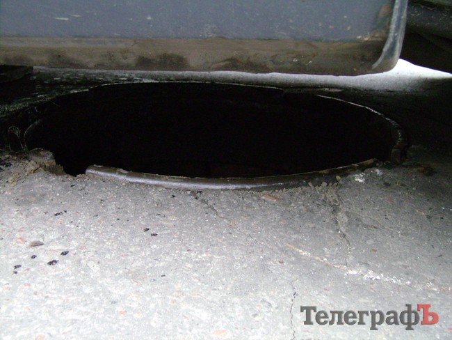 Автомобиль въехал в люк Автомобиль въехал в люк