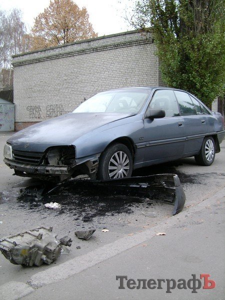 Автомобиль въехал в люк Автомобиль въехал в люк