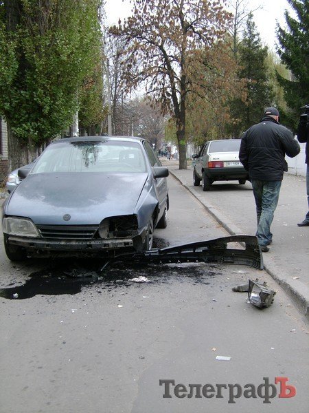 Автомобиль въехал в люк Автомобиль въехал в люк