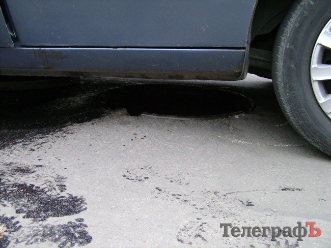 В Кременчуге открытый люк «поймал» автомобиль (ФОТО) В Кременчуге открытый люк «поймал» автомобиль (ФОТО)