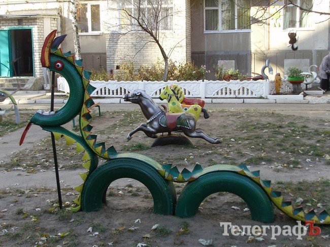 На Космической улице в Кременчуге поселилась Баба Яга (ФОТО) На Космической улице в Кременчуге поселилась Баба Яга (ФОТО)