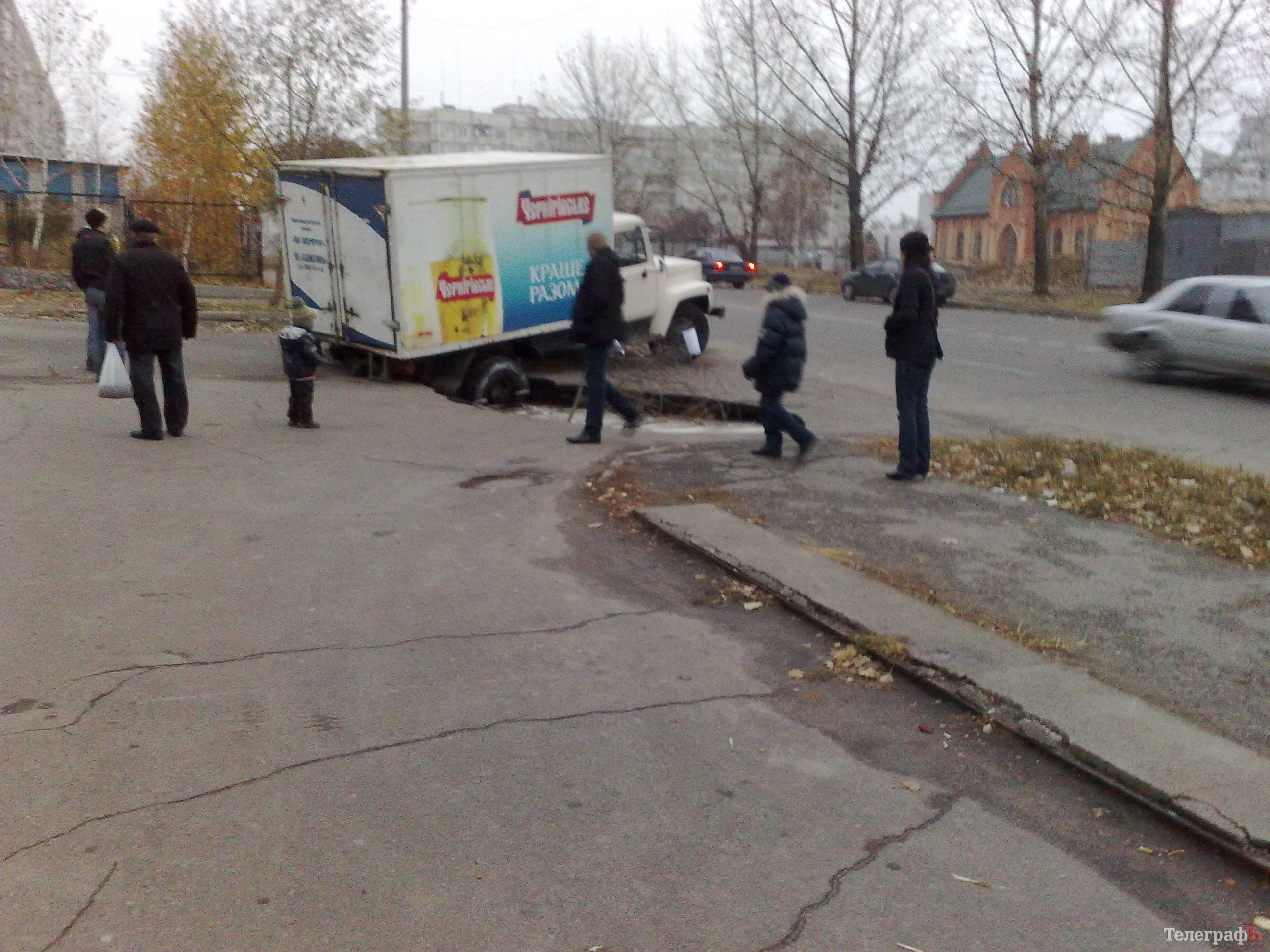 Грузовик провалился в яму Грузовик провалился в яму