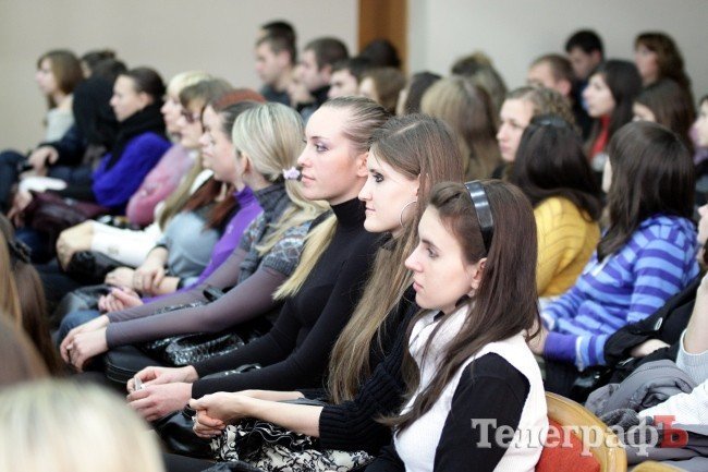 Мэр рассказал студентам КрНУ анекдот о священнике и пообещал новый каток, поющий фонтан и дисциплину в городе Мэр рассказал студентам КрНУ анекдот о священнике и пообещал новый каток, поющий фонтан и дисциплину в городе