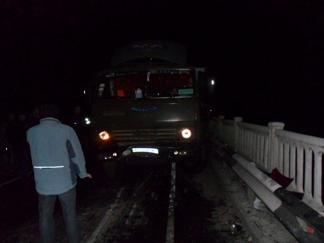 ДТП на мосту через речку Сула 27 ноября 2011г. ДТП на мосту через речку Сула 27 ноября 2011г.