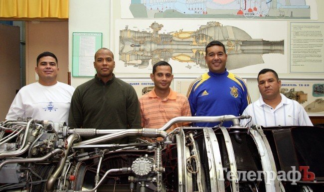 Венесуэльцы работают с двигателем самого большого вертолёта в мире Венесуэльцы работают с двигателем самого большого вертолёта в мире