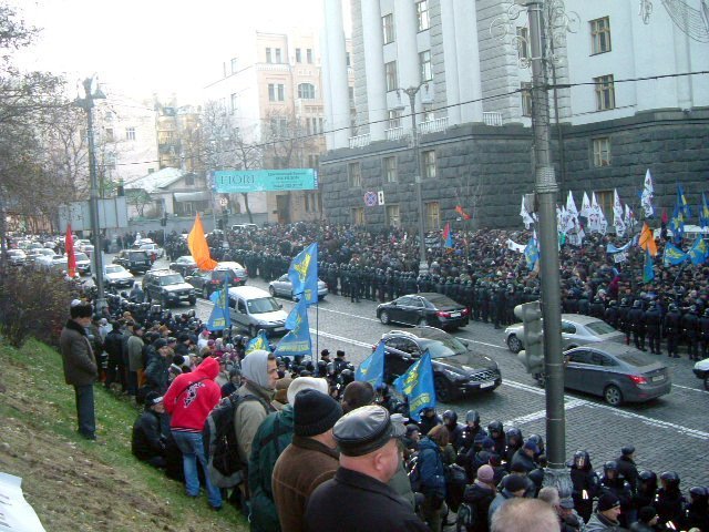 Акция протеста чернобыльцев перед Кабмином Акция протеста чернобыльцев перед Кабмином