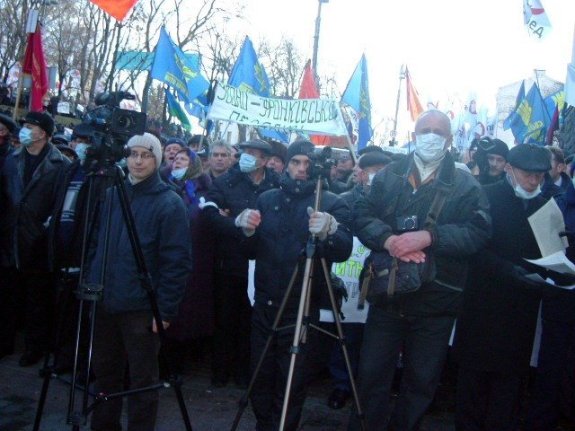 Акция протеста чернобыльцев перед Кабмином Акция протеста чернобыльцев перед Кабмином