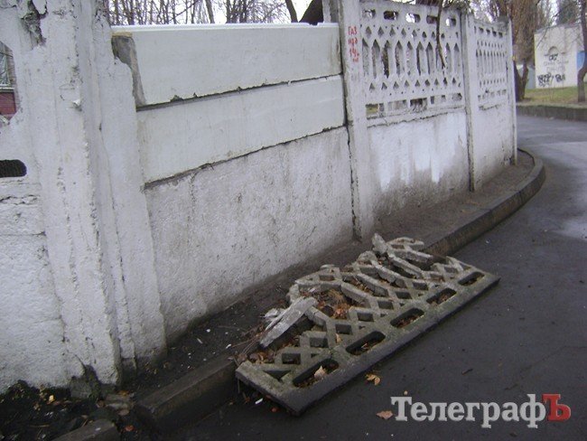 Мусор во дворе который примыкает к лицею №11 Мусор во дворе который примыкает к лицею №11